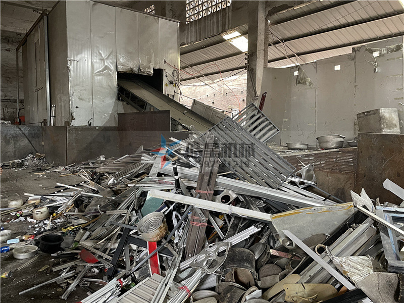 鋁型材破碎機(jī)作業(yè)現(xiàn)場 <a target='_blank'><span>鋁型材破碎機(jī)</span></a>作業(yè)現(xiàn)場